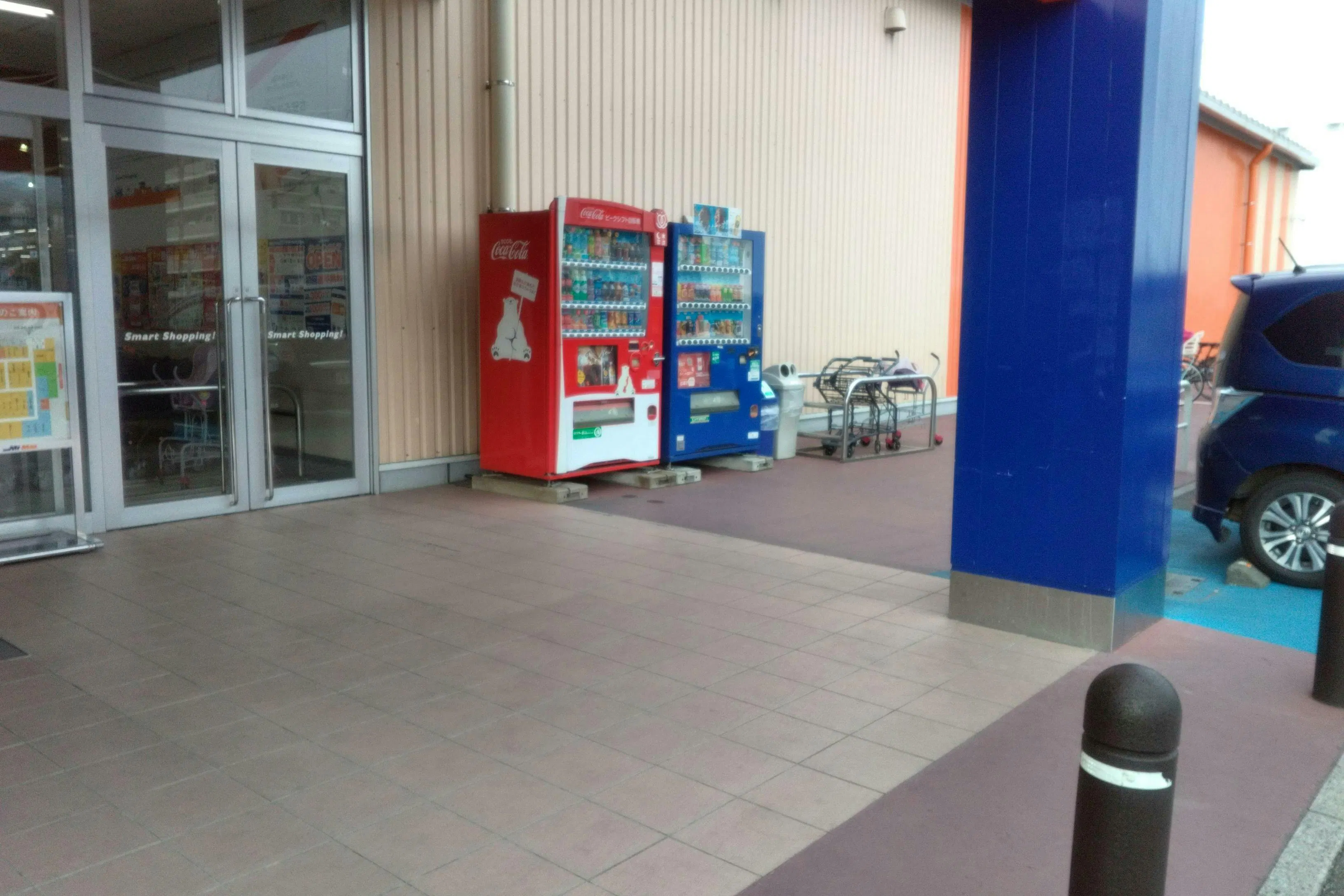 【ミスターマックス 春日店】食品側入口 物販用途に最適な総合ディスカウントストアの催事イベントスペース