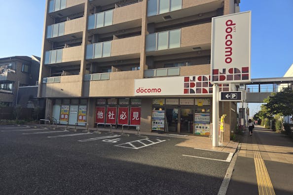 【ドコモショップ尾久橋通り店】キッチンカー出店に最適な携帯キャリアショップ敷地内にある駐車場スペース