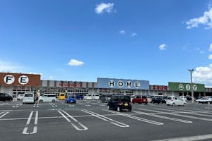 【スーパーセンターニシムタ五十市店】食物販や物販に利用可能なスーパーのホーム館側の店頭にあるイベントスペース