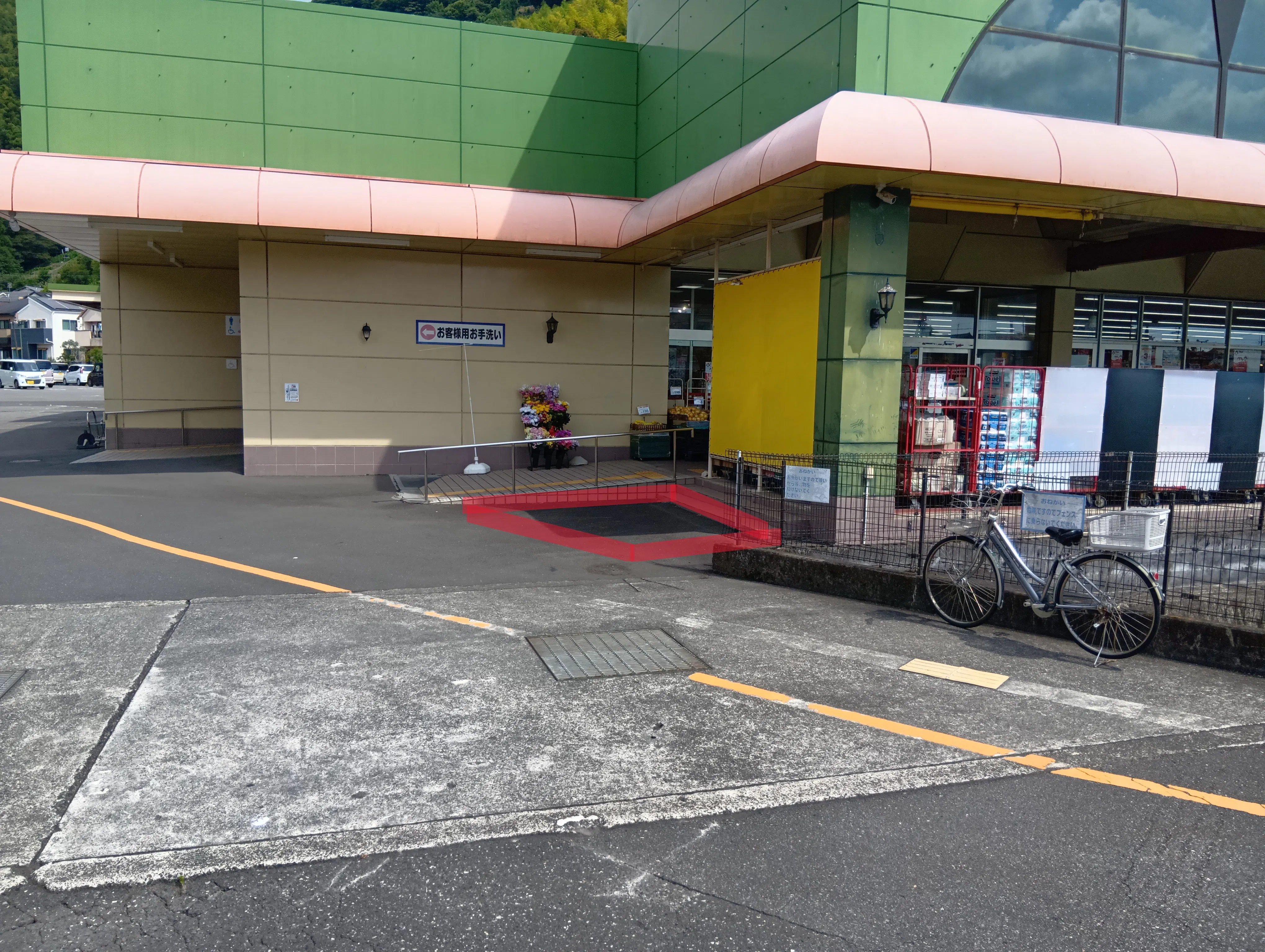 【フードマーケットマム城北店】店舗出入口スロープ横 販促プロモーションや物販に最適なスーパー屋外催事イベントスペース