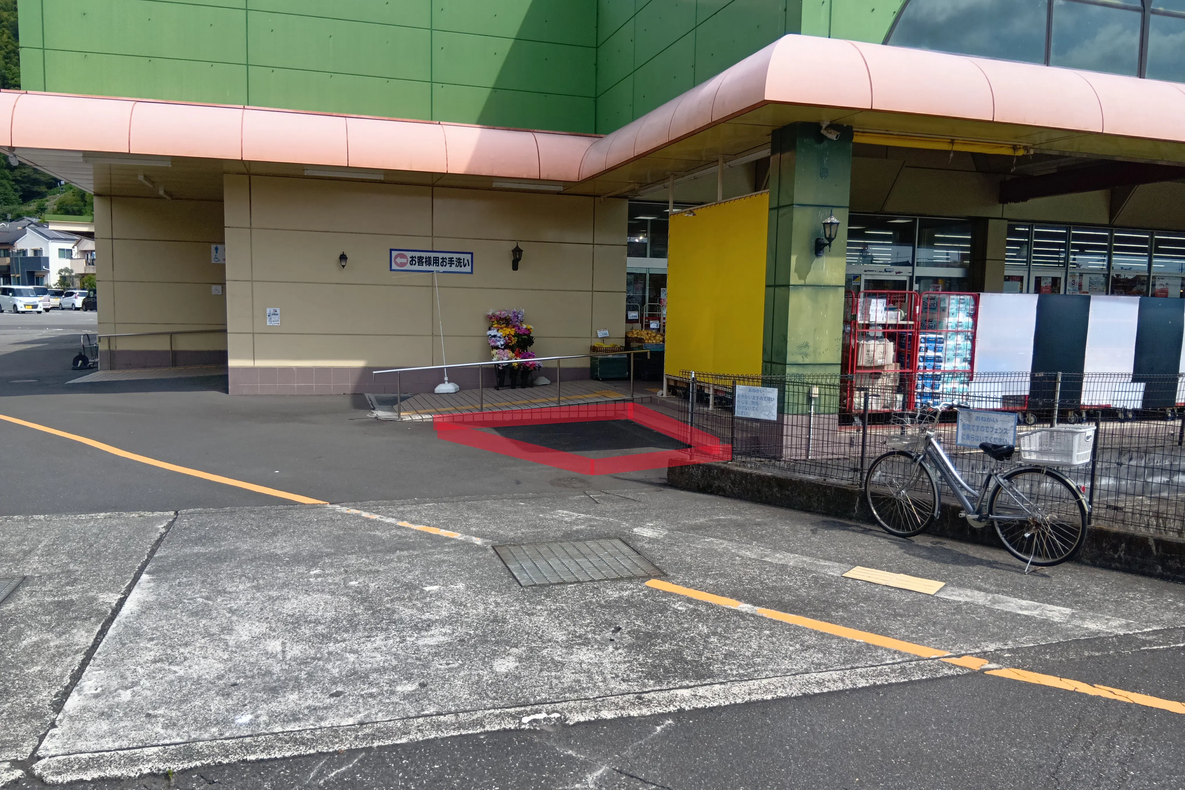 【フードマーケットマム城北店】店舗出入口スロープ横 販促プロモーションや物販に最適なスーパー屋外催事イベントスペース