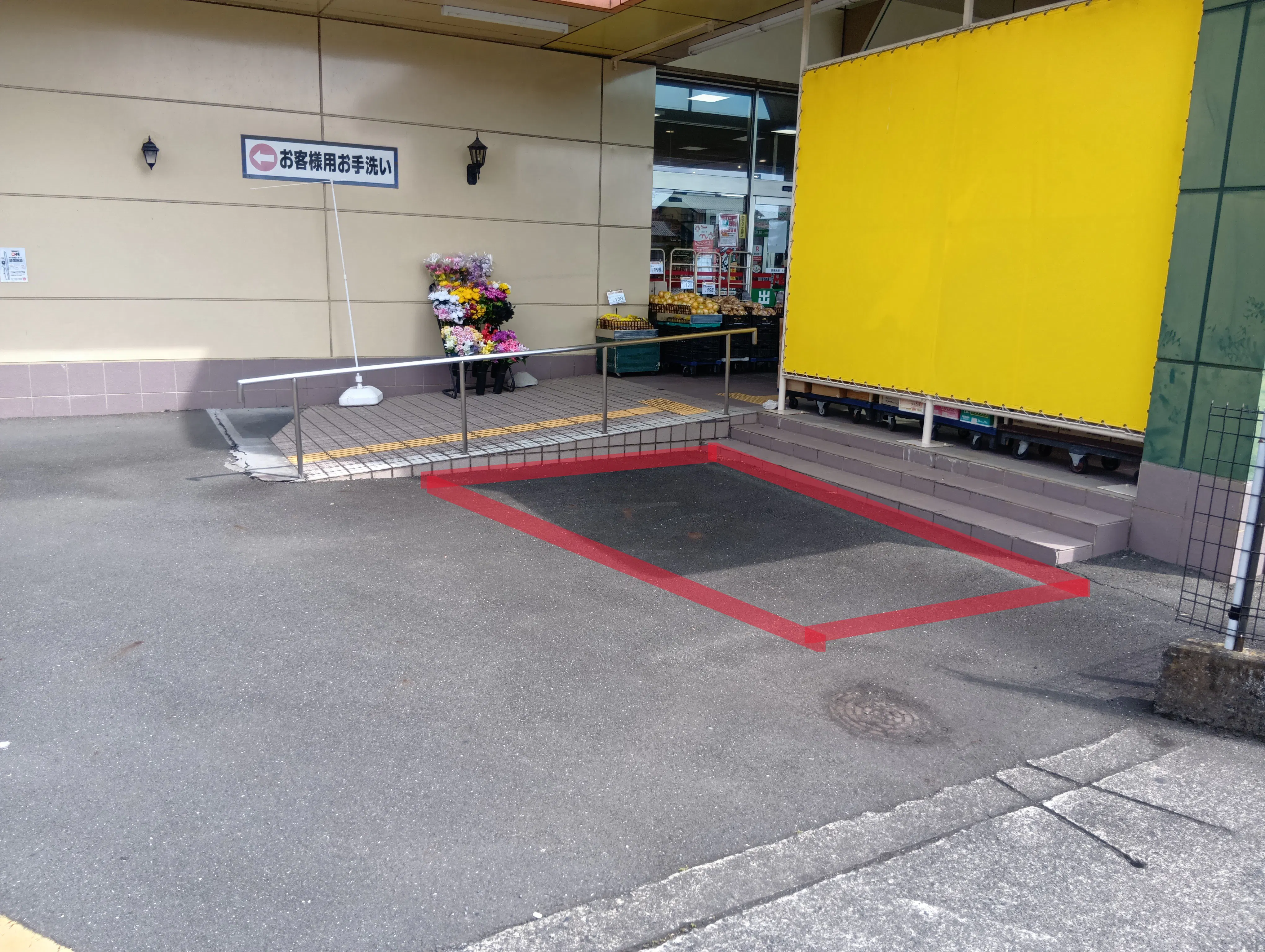 【フードマーケットマム城北店】店舗出入口スロープ横 販促プロモーションや物販に最適なスーパー屋外催事イベントスペース