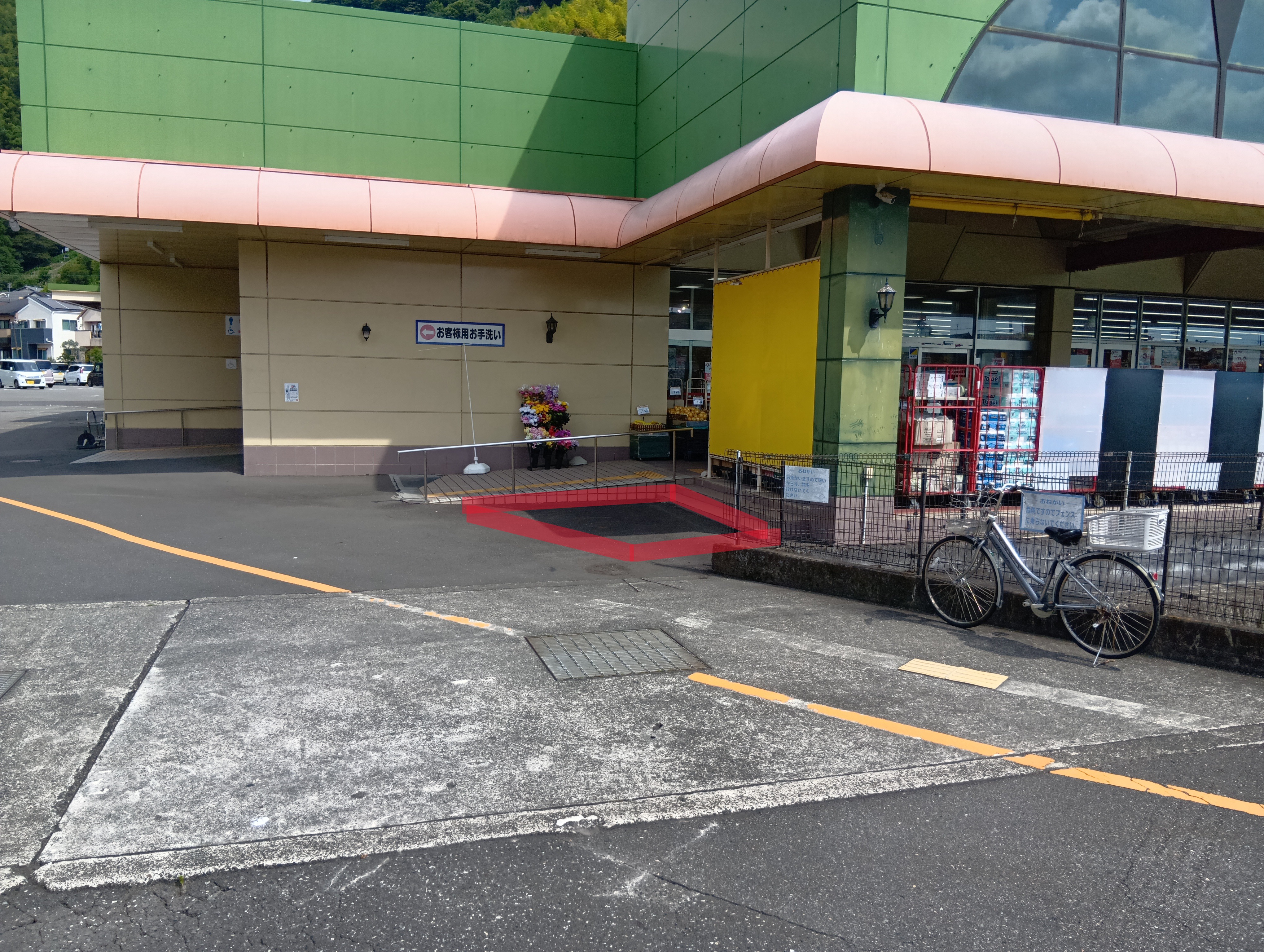 【フードマーケットマム城北店】店舗出入口スロープ横 販促プロモーションや物販に最適なスーパー屋外催事イベントスペース