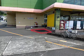 【フードマーケットマム城北店】店舗出入口スロープ横 販促プロモーションや物販に最適なスーパー屋外催事イベントスペース