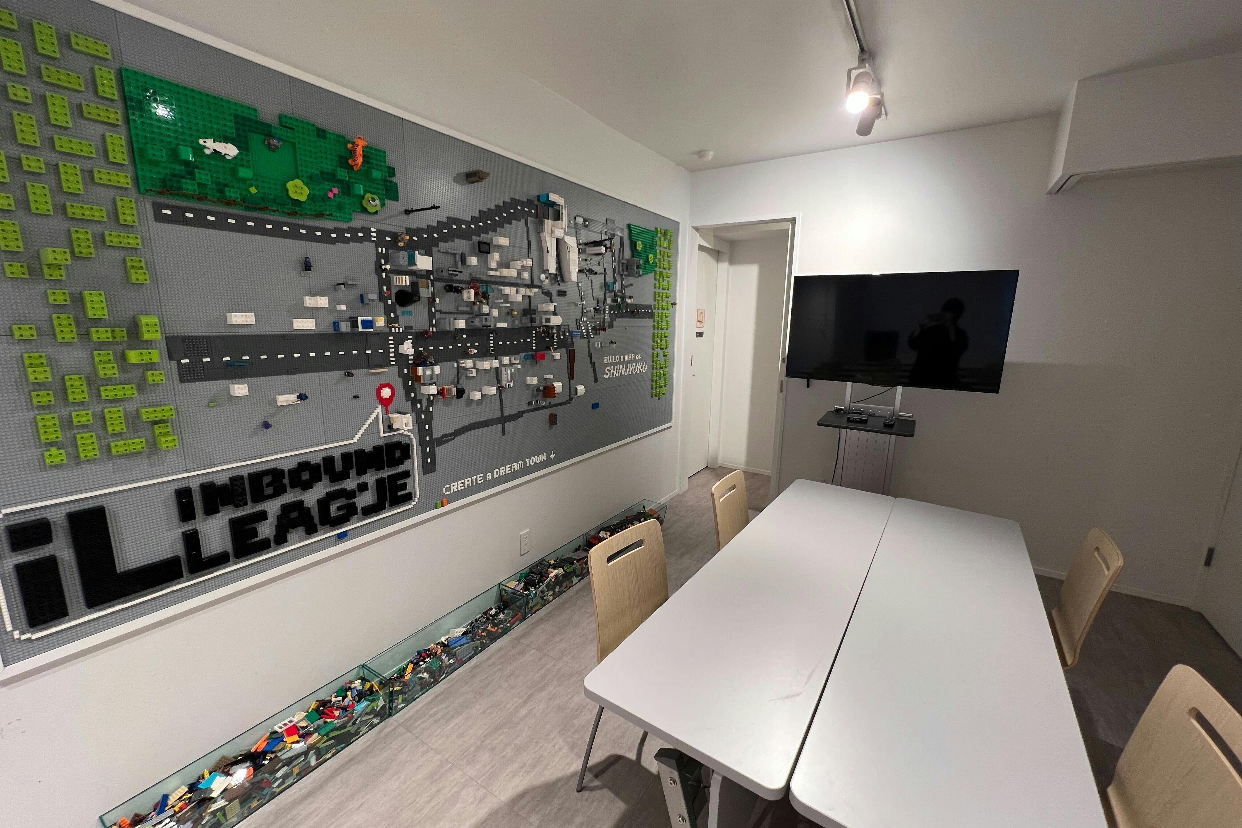 【新宿三丁目駅3分】少人数のワークショップや会議に適した10人定員の駅チカレンタルスペース