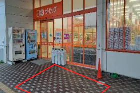【ザ・ビッグ大曲飯田店】店舗入口(外) 販促プロモーションや物販に最適なスーパー店外催事イベントスペース