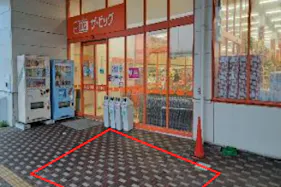 【ザ・ビッグ大曲飯田店】店舗入口(外) 販促プロモーションや物販に最適なスーパー店外催事イベントスペース