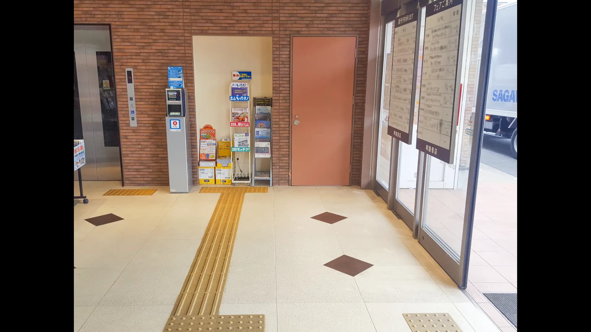 【明屋書店MEGA大内店】プロモーションや物販に最適！県内屈指の大型書店正面入口横にある催事スペース
