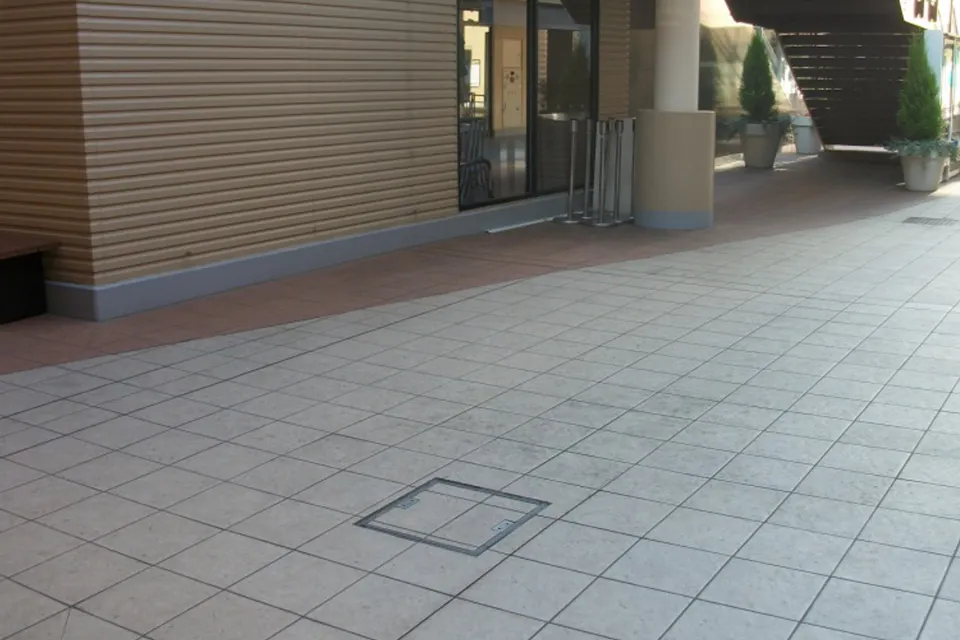 【三井アウトレットパーク 幕張】B-SITE 1階 エレベーター横