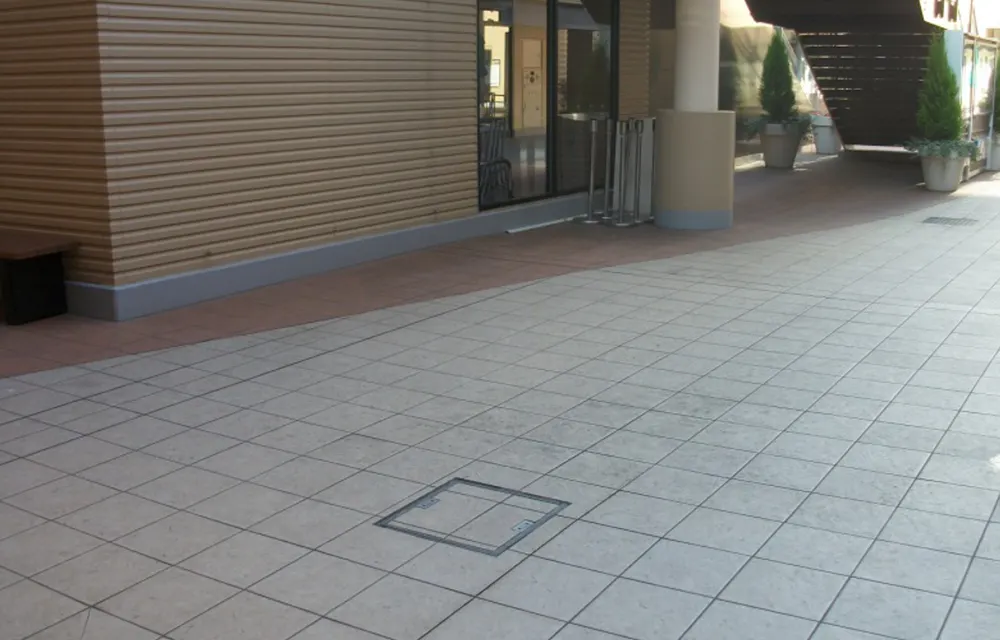 【三井アウトレットパーク 幕張】B-SITE 1階 エレベーター横