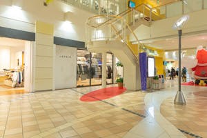 【ステラタウン】ポップアップストアやイベントに適したショッピングモール2Fにあるセンターコート階段下のイベントスペース