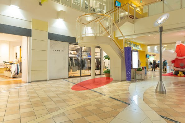 【ステラタウン】ポップアップストアやイベントに適したショッピングモール2Fにあるセンターコート階段下のイベントスペース