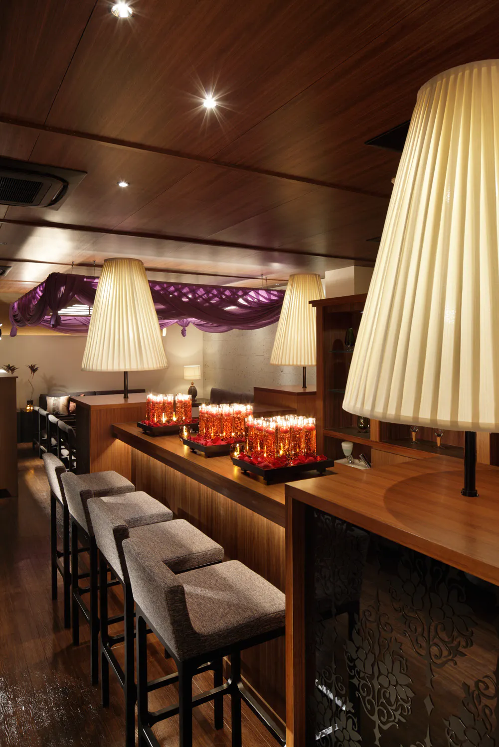 【千葉みなと駅7分】撮影やレセプションパーティーに適した高い天井が印象的なプライベートテラス付きイベントスペース(フリージア)