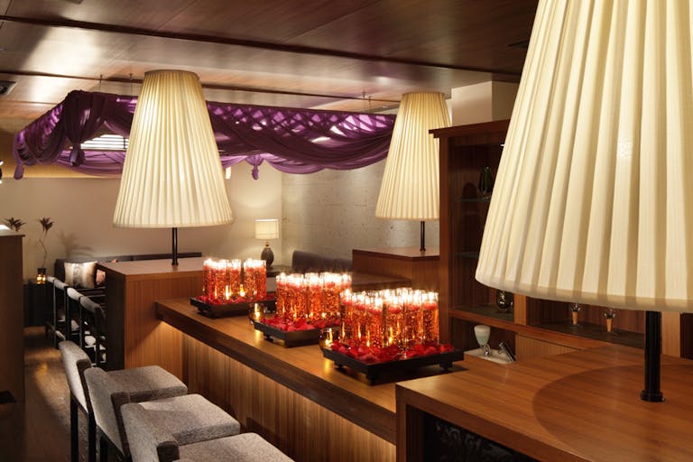 【千葉みなと駅7分】撮影やレセプションパーティーに適した高い天井が印象的なプライベートテラス付きイベントスペース(フリージア)の画像2