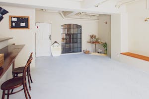 【苦楽園口駅6分】展示会や撮影に適した路面店舗3階建一棟貸しの白を基調とした撮影スタジオ