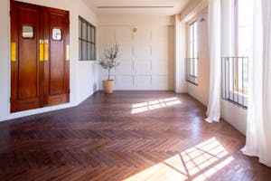 【苦楽園口駅6分】展示会や撮影に適した路面店舗3階建一棟貸しの白を基調とした撮影スタジオ