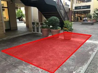 【三井アウトレットパーク 多摩南大沢】ファクトリーアウトレッツA街区1階ガラスゲート前階段脇