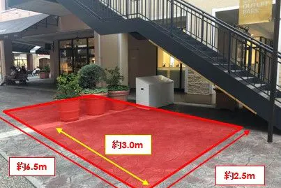 【三井アウトレットパーク 多摩南大沢】ファクトリーアウトレッツA街区1階ガラスゲート前階段脇