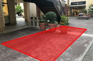 【三井アウトレットパーク 多摩南大沢】ファクトリーアウトレッツA街区1階ガラスゲート前階段脇