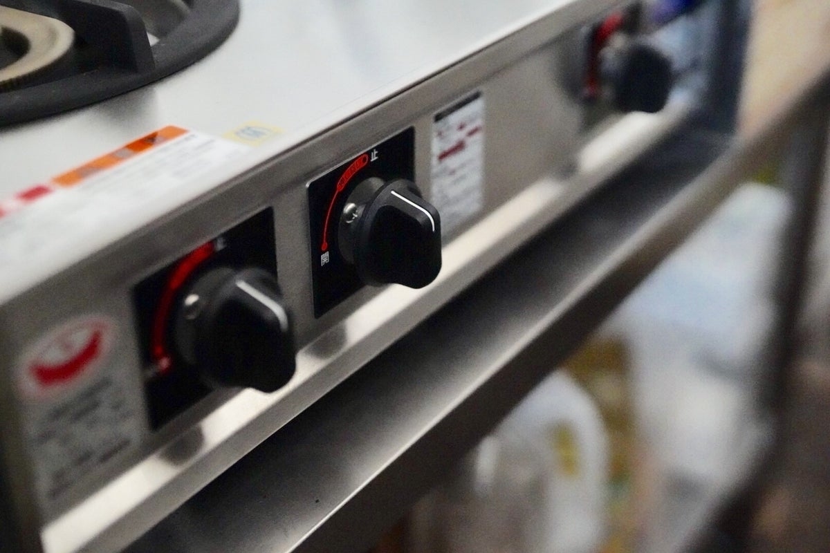 内火と外火がある左側のコンロは、外火（左ノブ）をつけてから内火をつけてください。