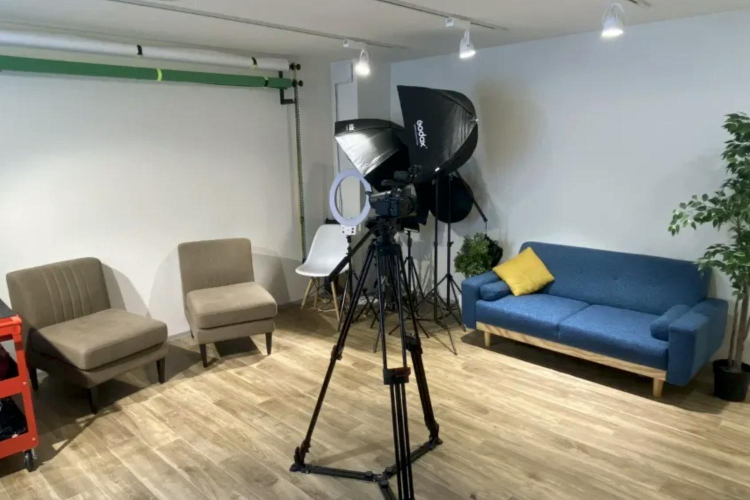 【阪急梅田駅2分/スタジオ】商品のイメージカット撮影や撮影会などの人物撮影に最適な機材の充実したフォトスタジオ