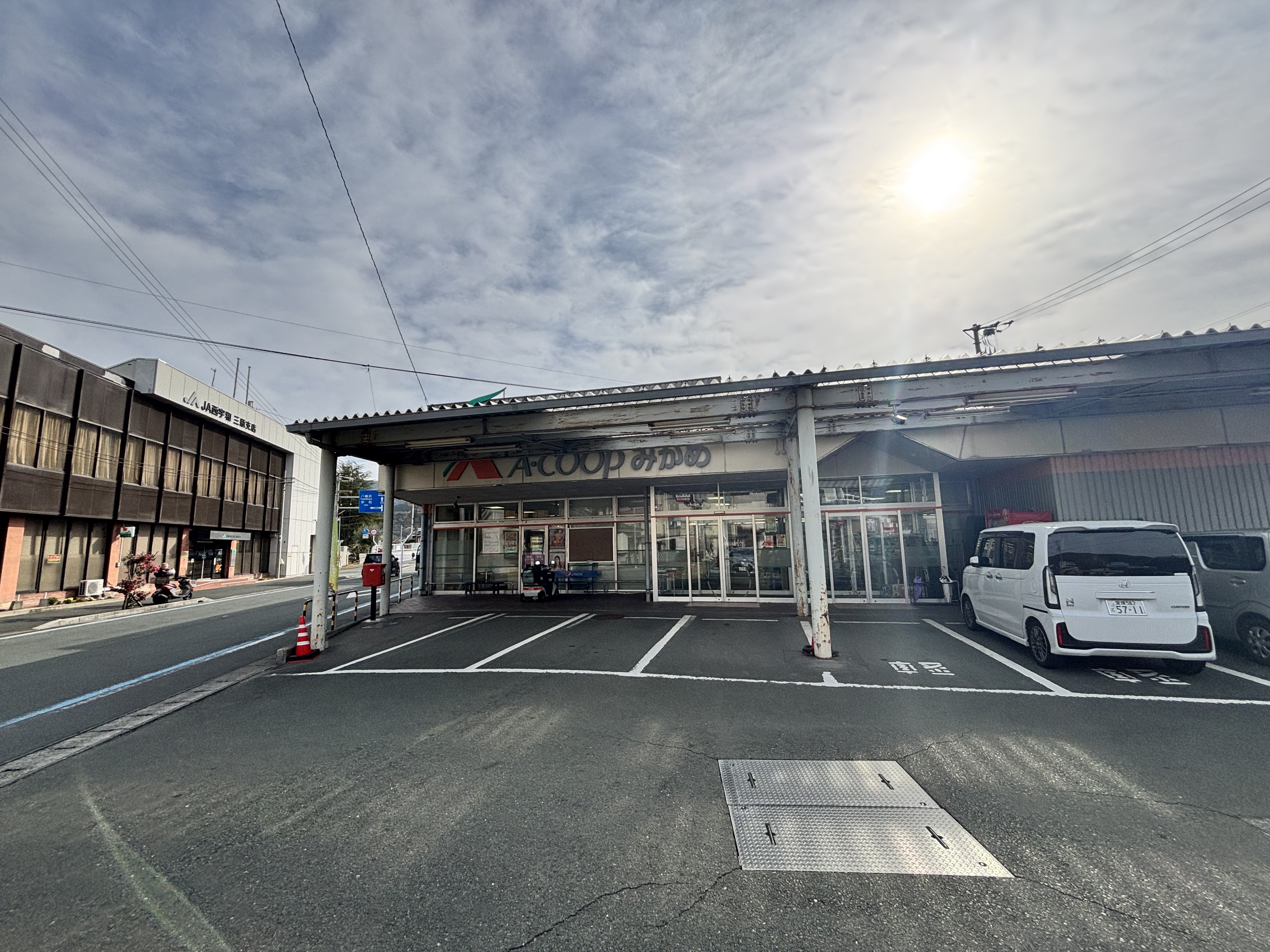 【Aコープみかめ店】食物販や販促イベントに最適な入口横の屋外スペース