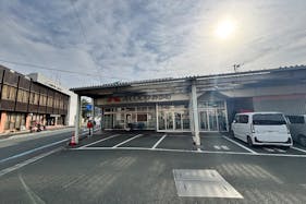 【Aコープみかめ店】食物販や販促イベントに最適な入口横の屋外スペース