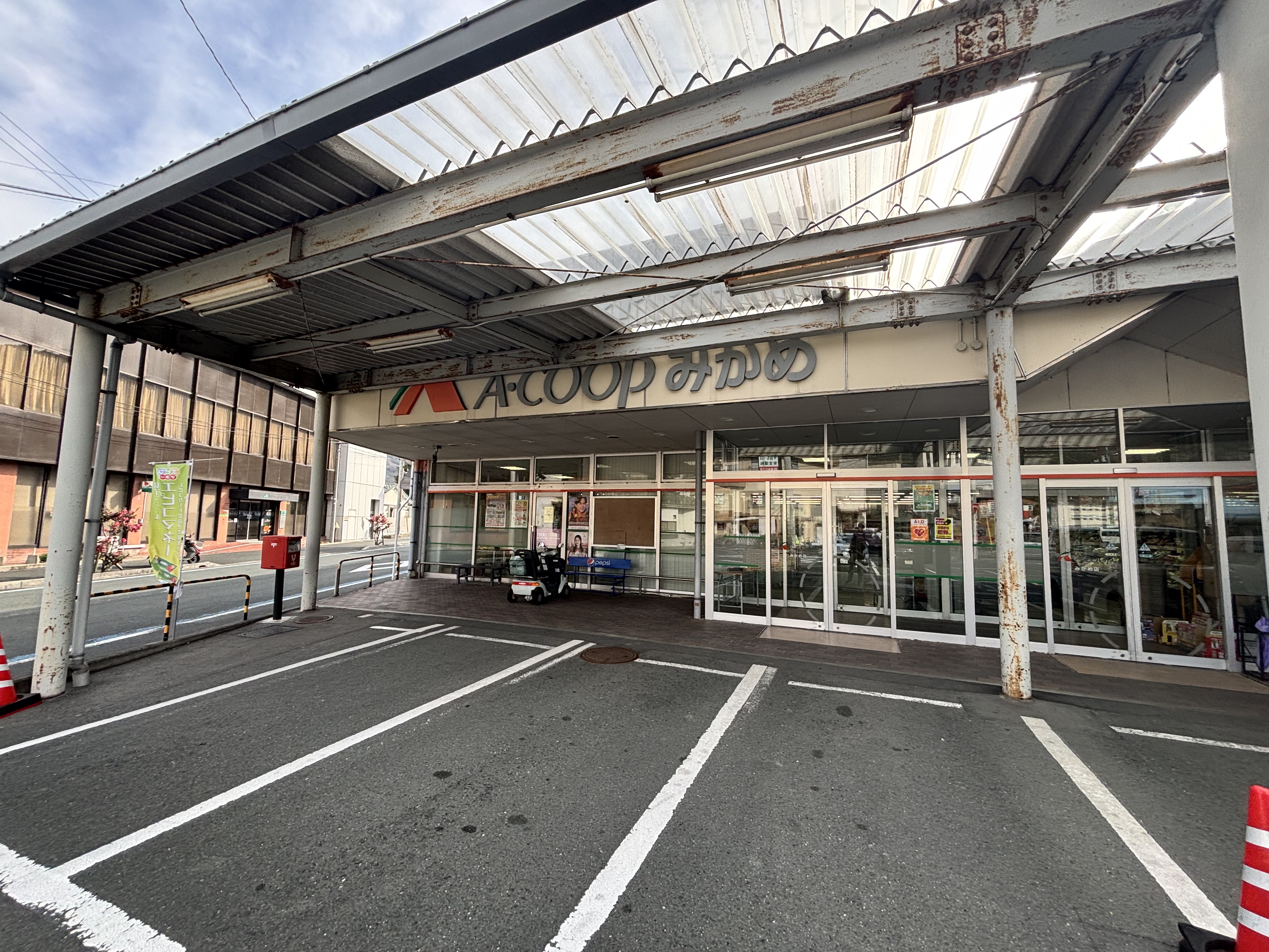 【Aコープみかめ店】食物販や販促イベントに最適な入口横の屋外スペース