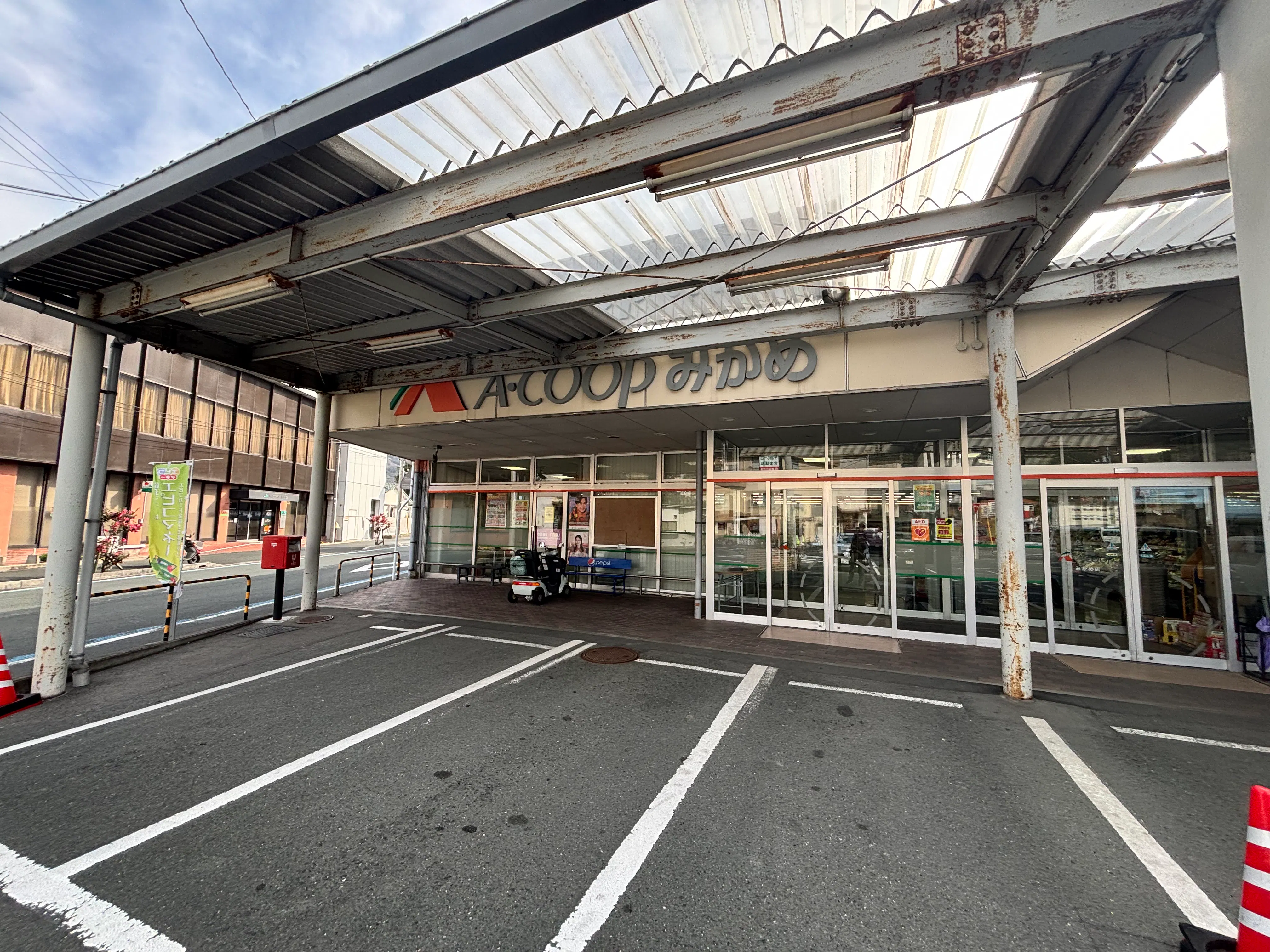 【Aコープみかめ店】食物販や販促イベントに最適な入口横の屋外スペース