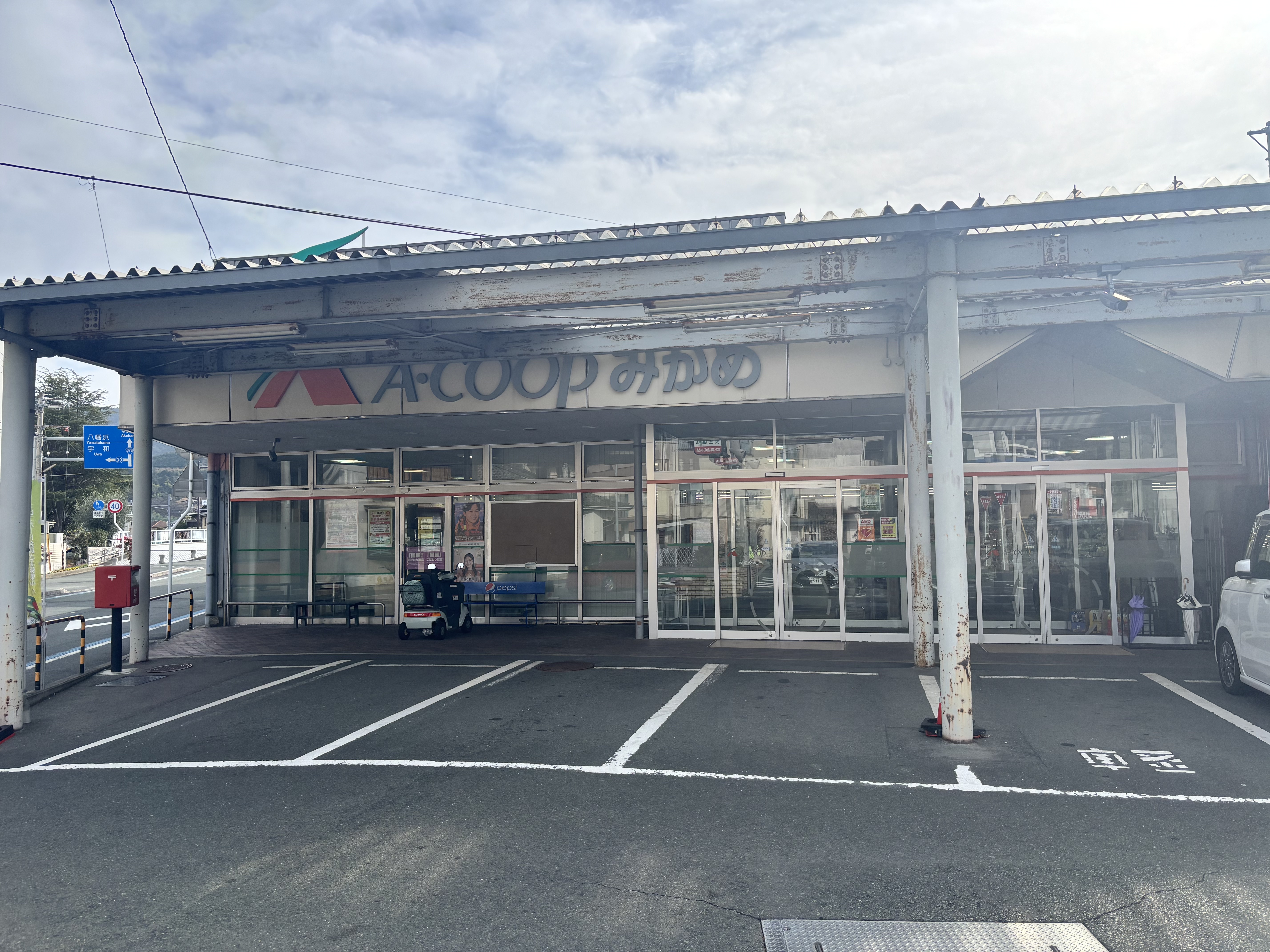 【Aコープみかめ店】食物販や販促イベントに最適な入口横の屋外スペース