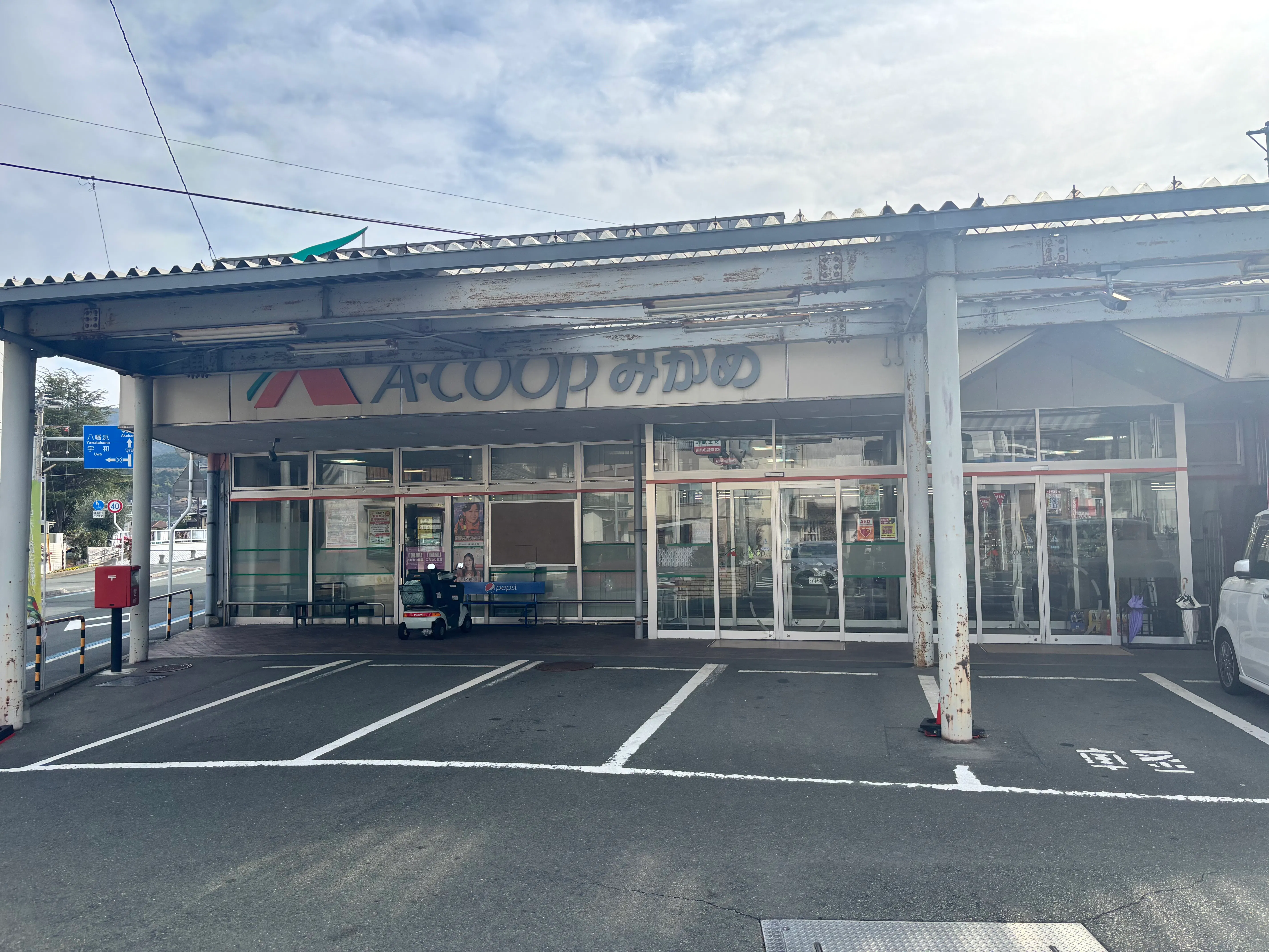 【Aコープみかめ店】食物販や販促イベントに最適な入口横の屋外スペース