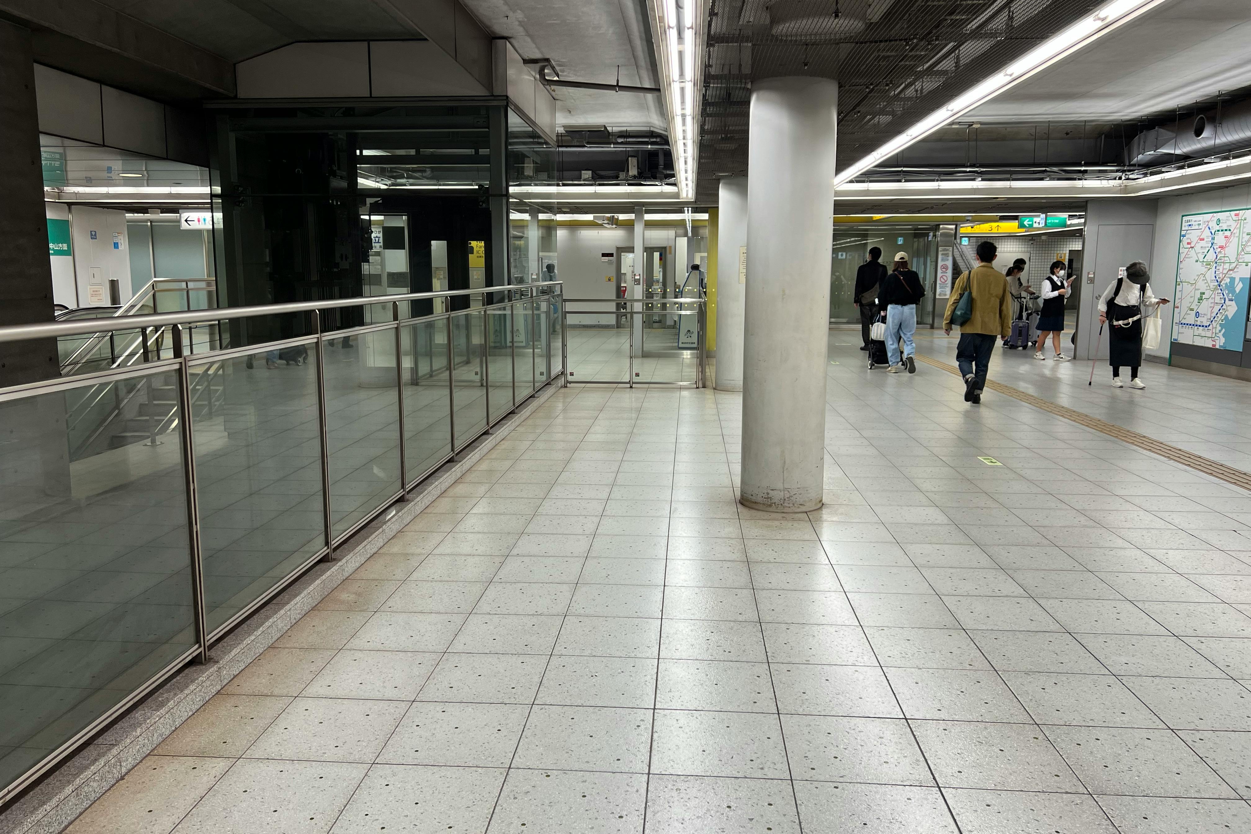 【横浜市営地下鉄グリーンライン高田駅】各種プロモーションや物販、食物販のポップアップストアに最適な改札外すぐ横のイベントスペース