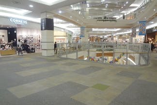 【イオンモール盛岡南/2FブリッジC】各種プロモーションイベントや物販イベントに最適な施設2階の吹き抜け付近にある視認性抜群のイベントスペース