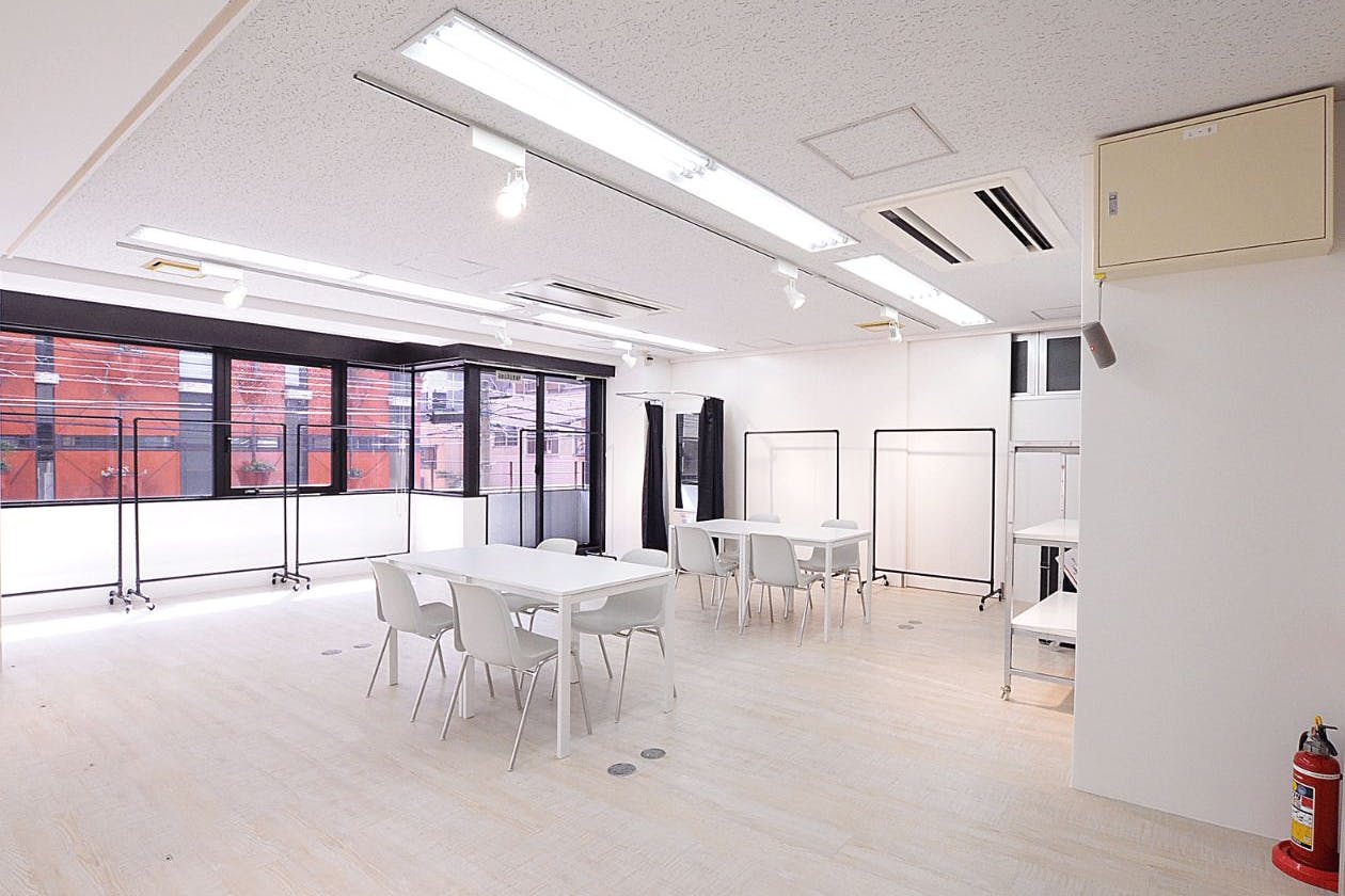 【心斎橋駅4分】南向きバルコニーの大きな窓を開放して自然換気!コンパクトながらも無料備品が充実した清潔感あふれる低価格スペース。