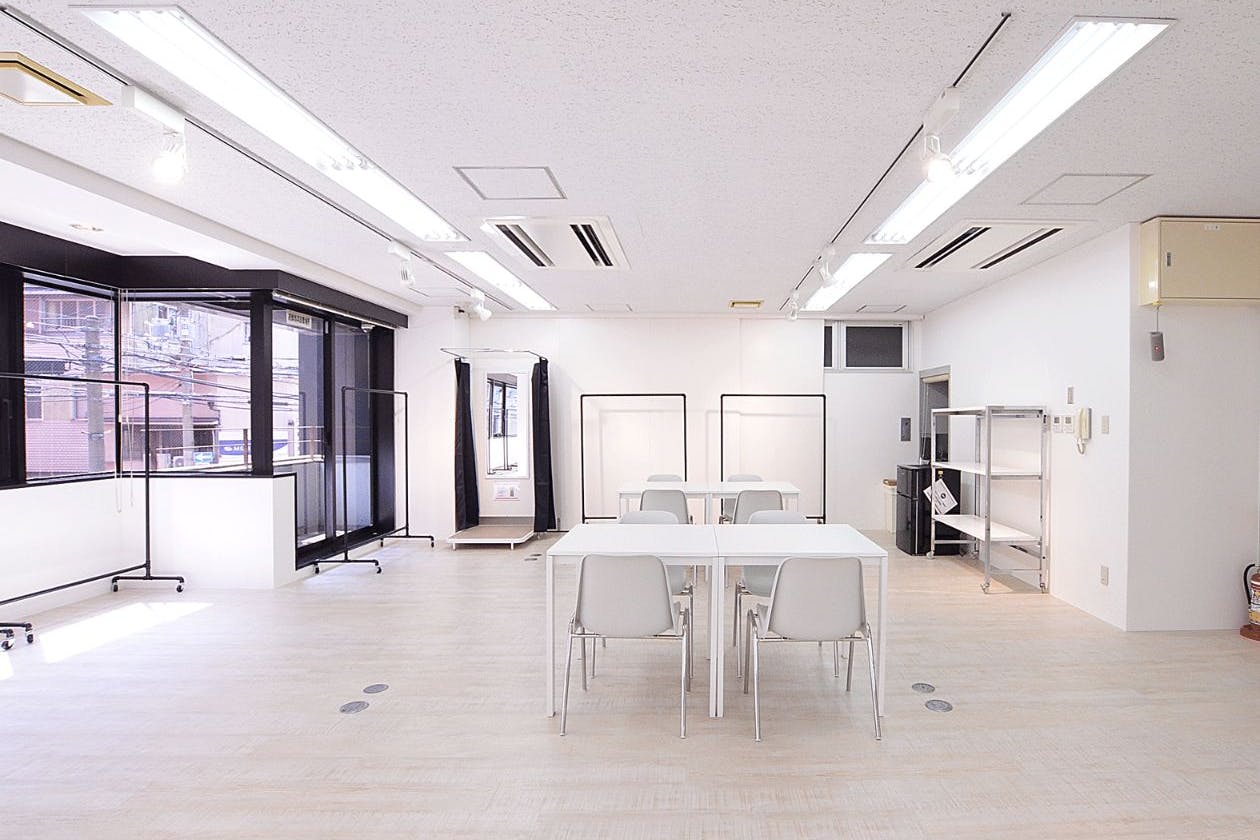 【心斎橋駅4分】南向きバルコニーの大きな窓を開放して自然換気!コンパクトながらも無料備品が充実した清潔感あふれる低価格スペース。