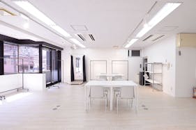 【心斎橋駅4分】南向きバルコニーの大きな窓を開放して自然換気!コンパクトながらも無料備品が充実した清潔感あふれる低価格スペース。