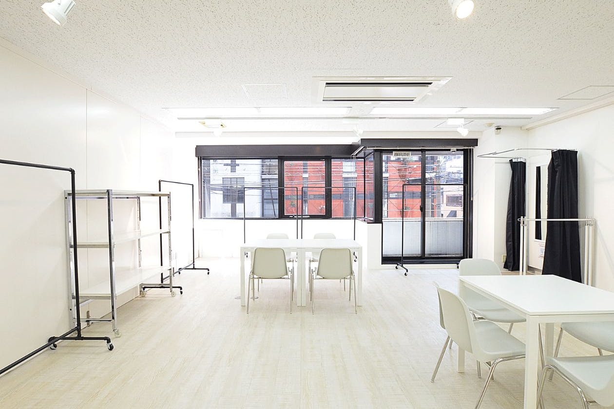 【心斎橋駅4分】南向きバルコニーの大きな窓を開放して自然換気!コンパクトながらも無料備品が充実した清潔感あふれる低価格スペース。