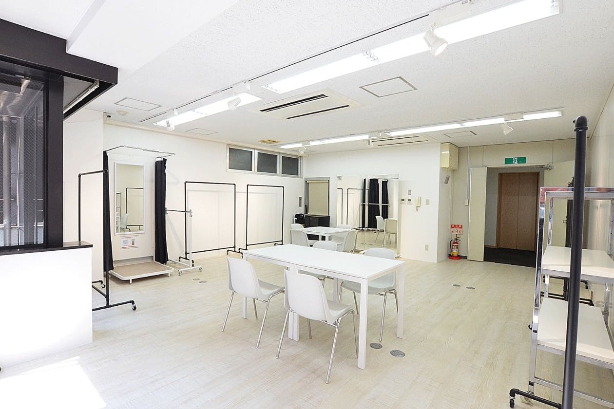 【心斎橋駅4分】南向きバルコニーの大きな窓を開放して自然換気!コンパクトながらも無料備品が充実した清潔感あふれる低価格スペース。