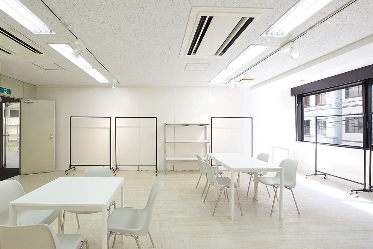 【心斎橋駅4分】南向きバルコニーの大きな窓を開放して自然換気!コンパクトながらも無料備品が充実した清潔感あふれる低価格スペース。