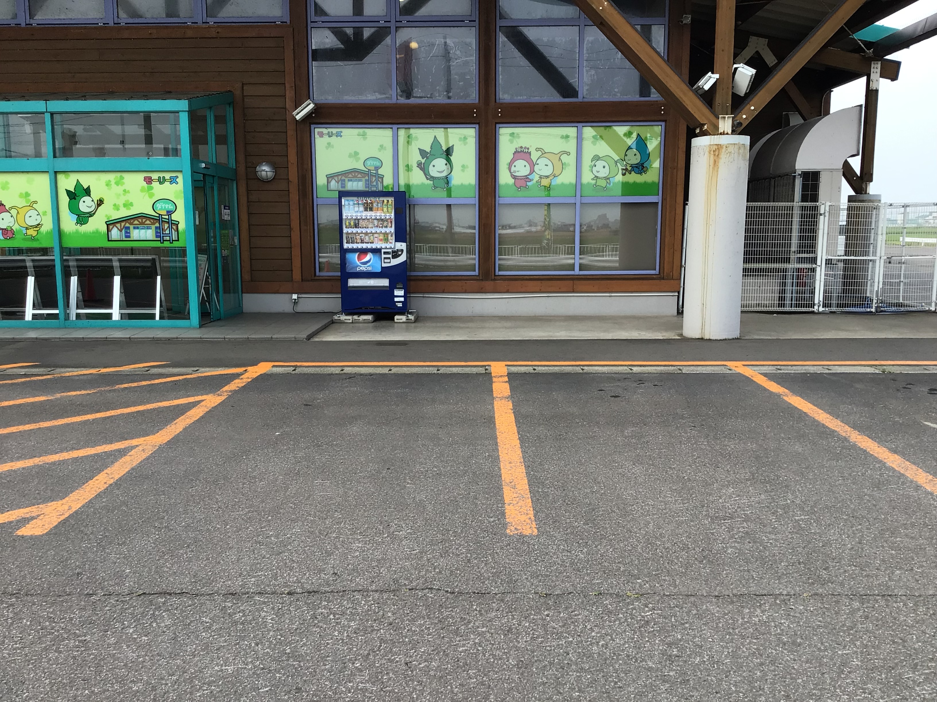 【ダイナムつがる柏店ゆったり館】キッチンカーやプロモーションに最適なアミューズメント施設のイベントスペース(店舗出入口前）