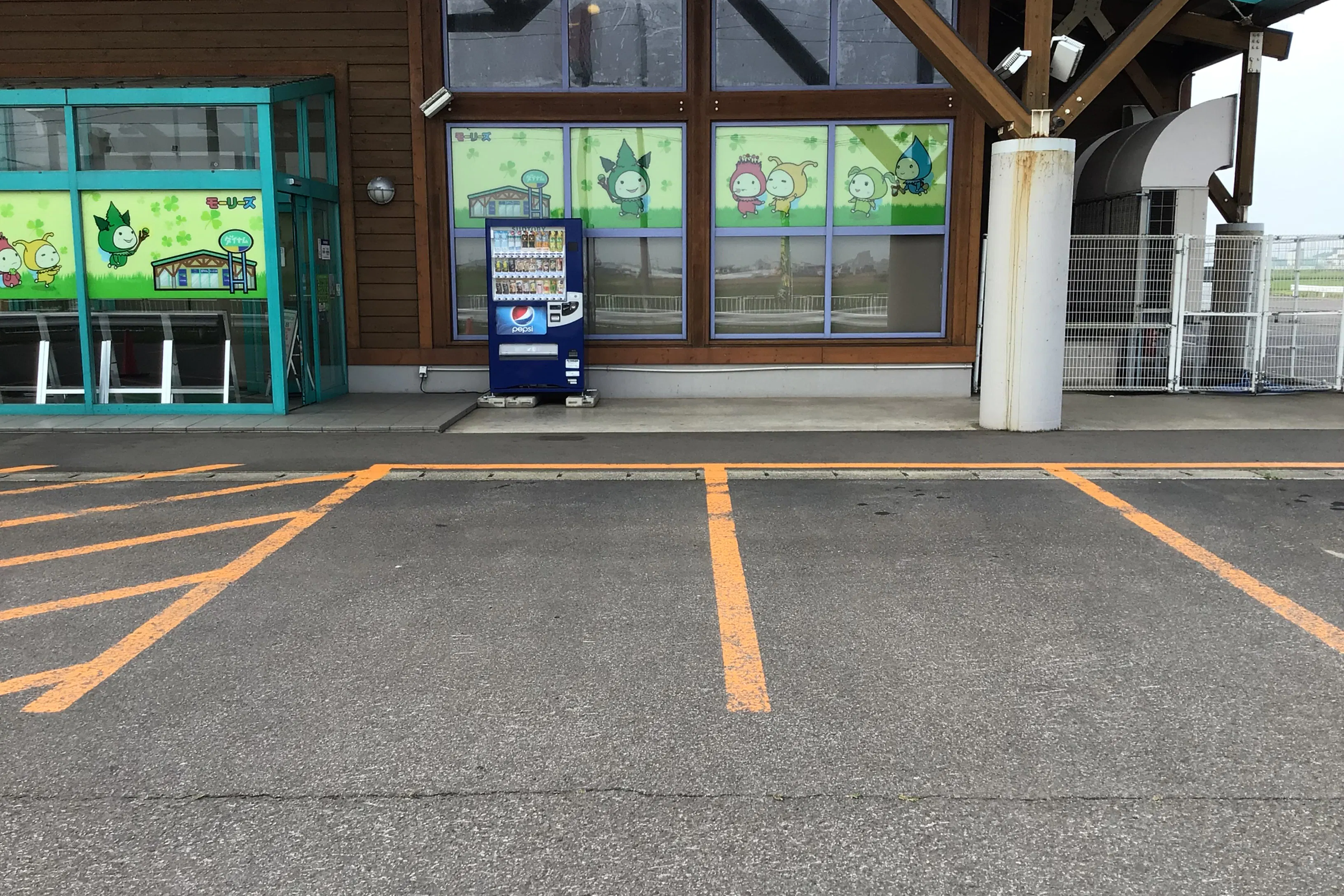 【ダイナムつがる柏店ゆったり館】キッチンカーやプロモーションに最適なアミューズメント施設のイベントスペース(店舗出入口前)