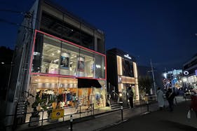 【明治神宮前駅5分】原宿キャットストリートに佇む2Fレンタルスペース。全面ガラス、釘打ちOK。賑わうロケーションで上質なイベントを。