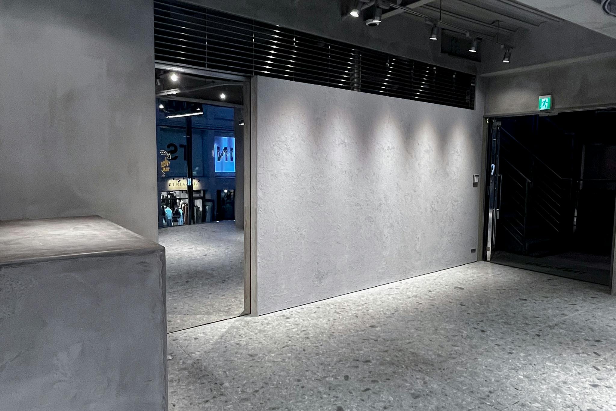 【明治神宮前駅5分】原宿キャットストリートに佇む2Fレンタルスペース。全面ガラス、釘打ちOK。賑わうロケーションで上質なイベントを。