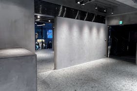 【明治神宮前駅5分】原宿キャットストリートに佇む2Fレンタルスペース。全面ガラス、釘打ちOK。賑わうロケーションで上質なイベントを。