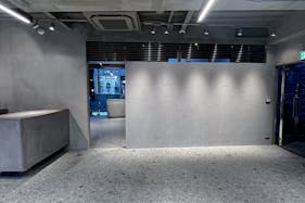 【明治神宮前駅5分】原宿キャットストリートに佇む2Fレンタルスペース。全面ガラス、釘打ちOK。賑わうロケーションで上質なイベントを。