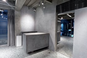 【明治神宮前駅5分】原宿キャットストリートに佇む2Fレンタルスペース。全面ガラス、釘打ちOK。賑わうロケーションで上質なイベントを。