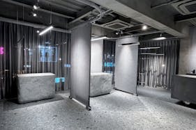 【明治神宮前駅5分】原宿キャットストリートに佇む2Fレンタルスペース。全面ガラス、釘打ちOK。賑わうロケーションで上質なイベントを。