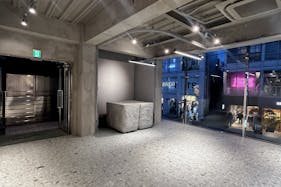 【明治神宮前駅5分】原宿キャットストリートに佇む2Fレンタルスペース。全面ガラス、釘打ちOK。賑わうロケーションで上質なイベントを。