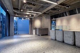 【明治神宮前駅5分】原宿キャットストリートに佇む2Fレンタルスペース。全面ガラス、釘打ちOK。賑わうロケーションで上質なイベントを。