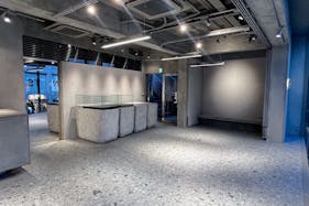 【明治神宮前駅5分】原宿キャットストリートに佇む2Fレンタルスペース。全面ガラス、釘打ちOK。賑わうロケーションで上質なイベントを。